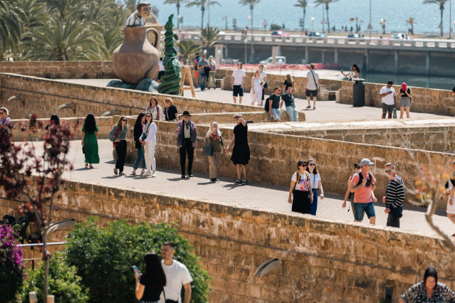 Varios turistas en las inmediaciones de la catedral de Palma de Mallorca, a 16 de abril de 2024, en Palma de Mallorca, Mallorca, Baleares (España).