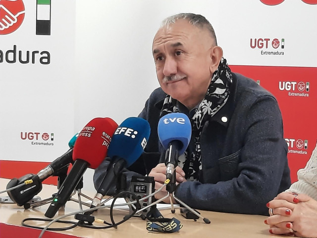 El secretario general de UGT, Pepe Álvarez, en rueda de prensa en Mérida