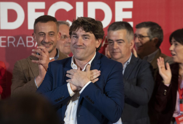 El secretario general del PSE-EE y candidato del partido a lehendakari, Eneko Andueza, tras finalizar la jornada electoral de elecciones autonómicas del País Vasco