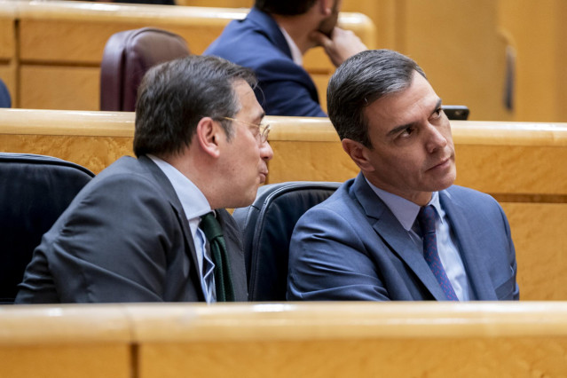 Archivo - El ministro de Asuntos Exteriores, José Manuel Albares, y el presidente del Gobierno, Pedro Sánchez, en el Senado