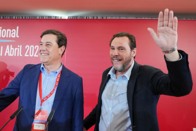 El ministro de Transportes, Óscar Puente, y el secretario xeral del PSdeG, Gómez Besteiro en el congreso nacional extraordinario del PSdeG. En Santiago.