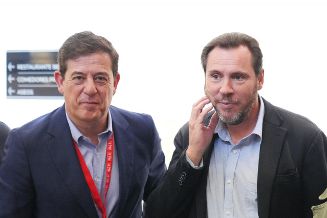 El secretario xeral electo del PSdeG, José Ramón Gómez Besteiro, y el ministro de Transportes, Óscar Puente