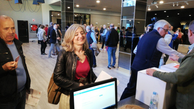 Cristina Ibarrola vota en el 13º Congreso de UPN en el que saldrá elegida nueva presidenta del partido.