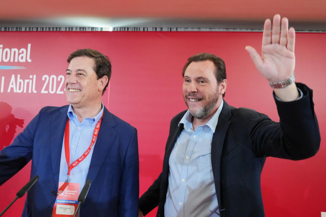 El ministro de Transportes, Óscar Puente, y el secretario xeral del PSdeG, Gómez Besteiro en el congreso nacional extraordinario del PSdeG. En Santiago.