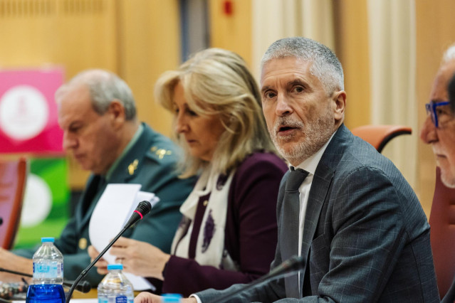 El ministro del Interior, Fernando Grande-Marlaska, ofrecen una rueda de prensa, en la sede de la Dirección General de Tráfico, a 26 de abril de 2024, en Madrid (España).