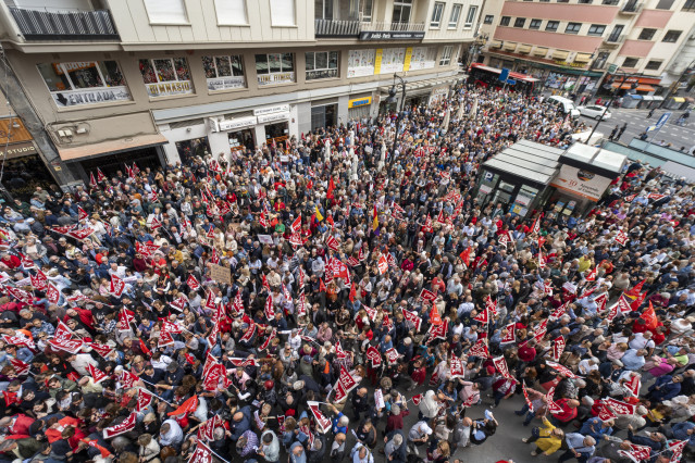 Centenares de simpatizantes del PSOE se concentran en València para transmitir a Sánchez que 