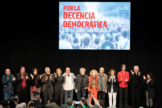 Pepe Álvarez (i),  Luis García Montero (2i), Unai Sordo (6i),  Miguel Ríos (c),  Marisa Paredes (6d), Jesús Maraña (5d), Benjamín Prado (3d) durante el acto ‘Por la Decencia Democrática’,