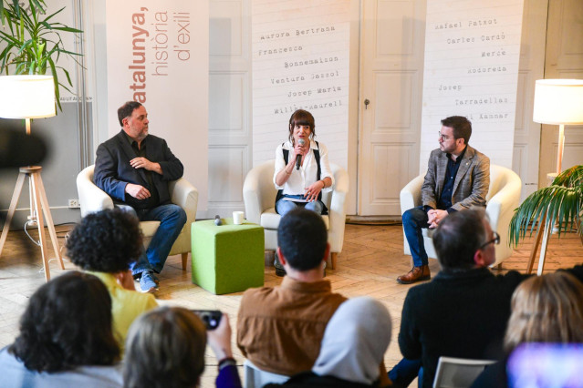 El presidente de ERC, Oriol Junqueras; la candidata 16 por Barcelona, Alba Camps, y el presidente de la Generalitat y candidato a la reelección, Pere Aragonès, en un acto en Ginebra (Suiza).