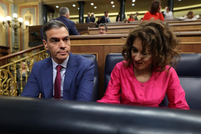 El presidente del Gobierno, Pedro Sánchez, y la vicepresidenta primera y ministra de Hacienda, María Jesús Montero, durante una sesión de control al Gobierno, en el Congreso de los Diputados, a 24 de abril de 2024, en Madrid (España). Durante la sesión de