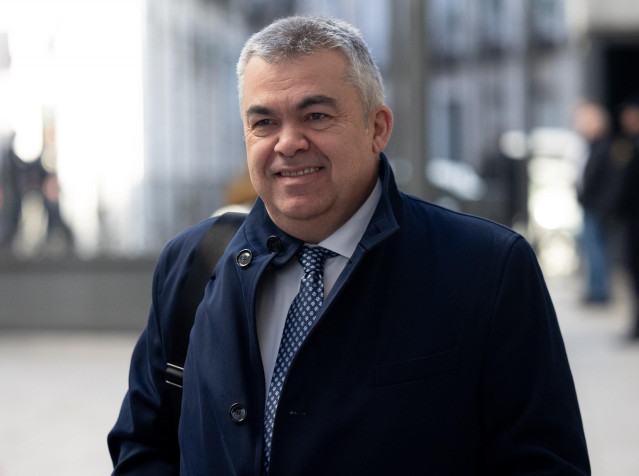 Archivo - El secretario de Organización del PSOE, Santos Cerdán, llega a una sesión plenaria en el Congreso de los Diputados, a 13 de marzo de 2024, en Madrid (España).