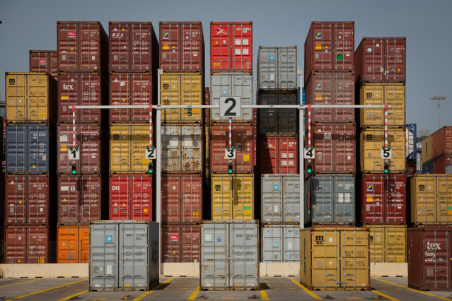 Archivo - Contenedores de mercancías en el muelle de descarga del Puerto de Barcelona