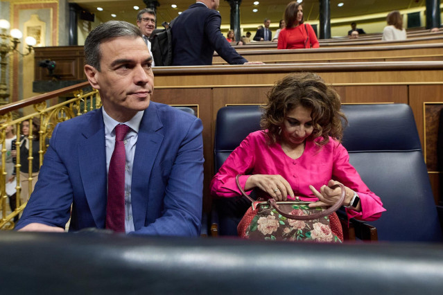 El presidente del Gobierno, Pedro Sánchez, y la vicepresidenta primera y ministra de Hacienda, María Jesús Montero, durante una sesión de control al Gobierno, en el Congreso de los Diputados, a 24 de abril de 2024, en Madrid (España).