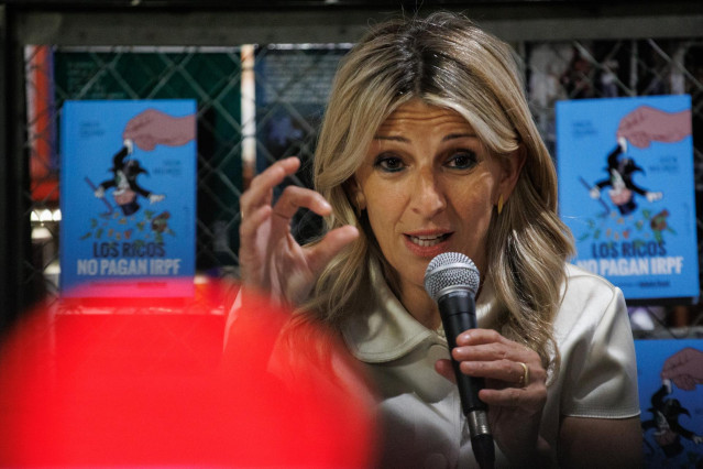 La vicepresidenta segunda, Yolanda Díaz, durante la presentación del libro 'Los ricos no pagan IRPF', de Carlos Cruzado y José María Mollinedo, en la librería La Central del Museo Reina Sofía, a 24 de abril de 2024, en Madrid (España).