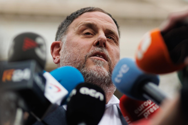 Archivo - El presidente de Esquerra Republicana (ERC), Oriol Junqueras, atiende a los medios de comunicación tras quedar aprobada la Ley de amnistía, durante una sesión plenaria, en el Congreso de los Diputados, a 14 de marzo de 2024, en Madrid (España).