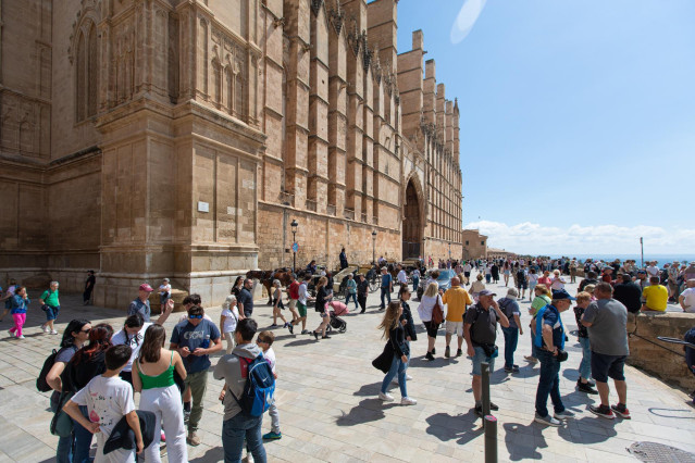 Varios turistas en las inmediaciones de la catedral de Palma de Mallorca, a 16 de abril de 2024, en Palma de Mallorca, Mallorca, Baleares (España).