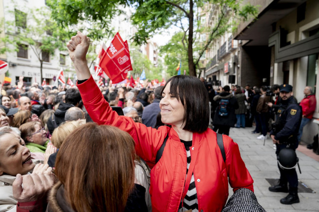 La ministra de Ciencia, Innovación y Universidades, Diana Morant, durante la concentración en la calle de Ferraz en apoyo al presidente del Gobierno, Pedro Sánchez, en la sede del PSOE, a 27 de abril de 2024, en Madrid (España).