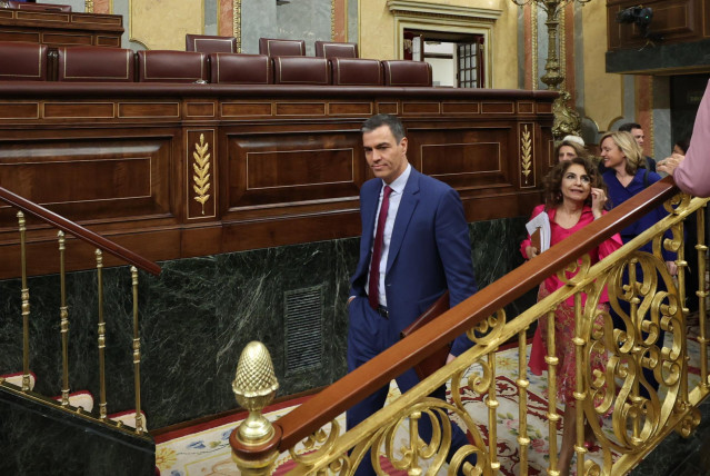 El presidente del Gobierno, Pedro Sánchez, y la vicepresidenta primera y ministra de Hacienda, María Jesús Montero, a su llegada a una sesión de control al Gobierno, en el Congreso de los Diputados, a 24 de abril de 2024, en Madrid (España).