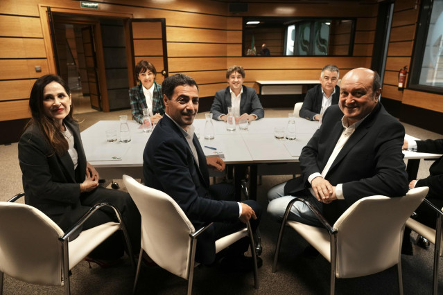 Delegaciones del PNV y del PSE-EE, encabezadas por sus respectivos líderes, Andoni Ortuzar y Eneko Andueza, junto con el candidato a lehendakari jeltzale, Imanol Pradales, mantienen el primer encuentro negociador para un nuevo gobierno de coalición