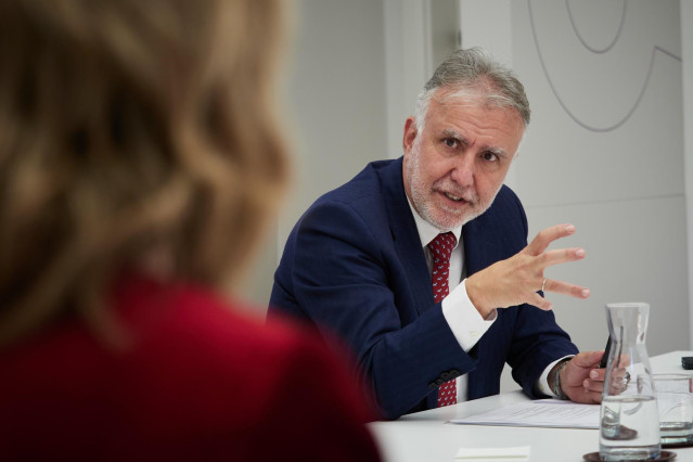 El ministro de Política Territorial y Memoria Democrática, Ángel Víctor Torres (d), durante una reunión de la comisión negociadora Navarra-Estado, en el Palacio de Navarra, a 23 de abril de 2024, en Pamplona, Navarra (España). La comisión negociadora Nava