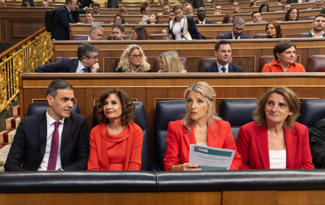 (I-D) El presidente del Gobierno, Pedro Sánchez; la vicepresidenta primera y ministra de Hacienda; la vicepresidenta segunda y ministra de Trabajo, Yolanda Díaz y la vicepresidenta tercera y ministra para la Transición Ecológica, Teresa Ribera