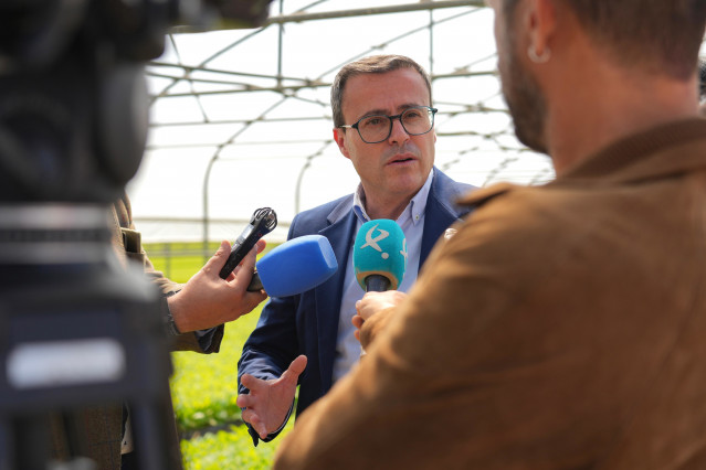 El secretario general del PSOE de Extremadura, atiende a los medios de comunicación durante su vista a la comarca de La Vera.