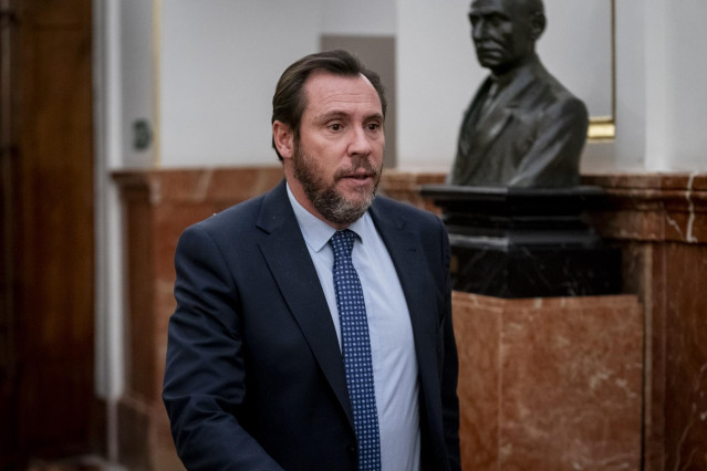 Archivo - El ministro de Transportes y Movilidad Sostenible, Óscar Puente, a su salida de una sesión plenaria, en el Congreso de los Diputados, a 27 de febrero de 2024, en Madrid (España).El Pleno del Congreso debate y vota una proposición de ley de VOX p