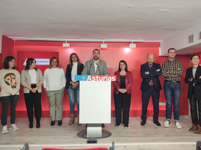 El presidente del Principado y secretario general de la FSA, Adrián Barbón, acompañado de la Ejecutiva de la FSA.
