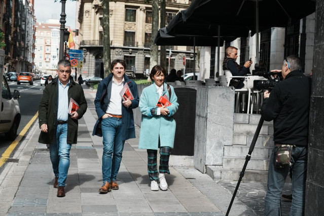 Eneko Andueza, junto a la delegación del PSE que se ha reunido este lunes con el PNV en Sabin Etxea