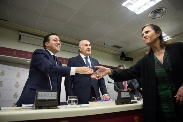 El ministro de Asuntos Exteriores, Unión Europea y Cooperación, José Manuel Albares, saluda a la portavoz del PP en la Comisión de Exteriores del Senado, Pilar Rojo