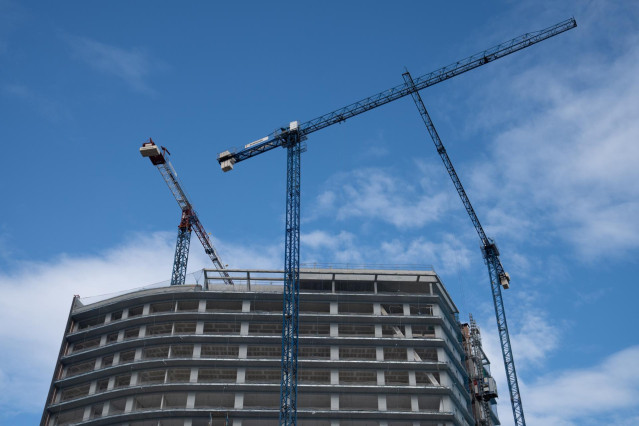 Archivo - Varias grúas en una zona de obras.