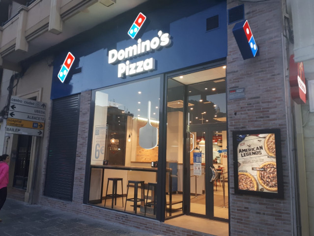 Archivo - Restaurante de Domino's Pizza.