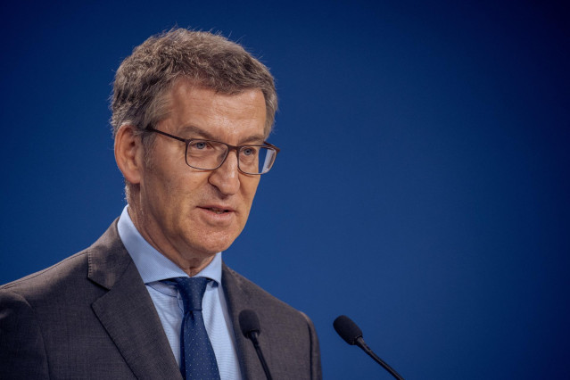 El líder del PP, Alberto Núñez Feijóo, durante una rueda de prensa, en la sede del PP, a 29 de abril de 2024, en Madrid (España). Sánchez ha comparecido esta mañana en el Palacio de la Moncloa para anunciar que sigue al frente del Ejecutivo tras cinco día