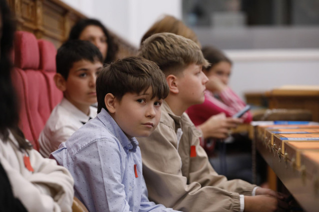 Pleno 'Diputados y diputadas por un día' con Aldeas Infantiles en las Cortes de C-LM.