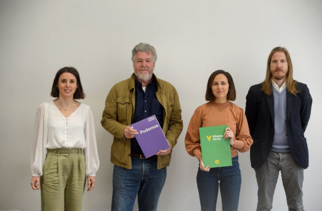 La líder de Podemos, Ione Belarra, la candidata de la formación a las europeas, Irene Montero, el coordinador de Alianza Verde, Juantxo López de Uralde, y el secretario de Organización de Podemos, Pablo Fernández.