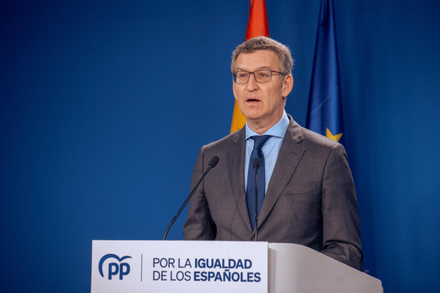 El líder del PP, Alberto Núñez Feijóo, durante una rueda de prensa, en la sede del PP, a 29 de abril de 2024, en Madrid (España). Sánchez ha comparecido esta mañana en el Palacio de la Moncloa para anunciar que sigue al frente del Ejecutivo tras cinco día