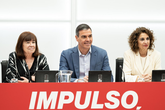 (I-D) La presidenta del PSOE, Cristina Narbona; el presidente del Gobierno, Pedro Sánchez, y la vicepresidenta primera del Gobierno y ministra de Hacienda, María Jesús Montero, en la sede del PSOE, a 22 de abril de 2024, en Madrid (España).