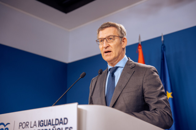El líder del PP, Alberto Núñez Feijóo, durante una rueda de prensa, en la sede del PP, a 29 de abril de 2024, en Madrid (España).