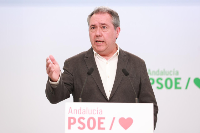 El secretario general del PSOE de Andalucía, Juan Espadas, atiende a los medios de comunicación. A 29 de abril de 2024, en Sevilla (Andalucía, España). El secretario general del PSOE de Andalucía, Juan Espadas, ha ofrecido una rueda de prensa antes de par
