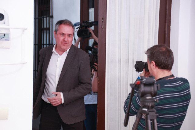El secretario general del PSOE de Andalucía, Juan Espadas, al inicio de la rueda de prensa. A 29 de abril de 2024, en Sevilla (Andalucía, España). El secretario general del PSOE de Andalucía, Juan Espadas, ha ofrecido una rueda de prensa antes de particip