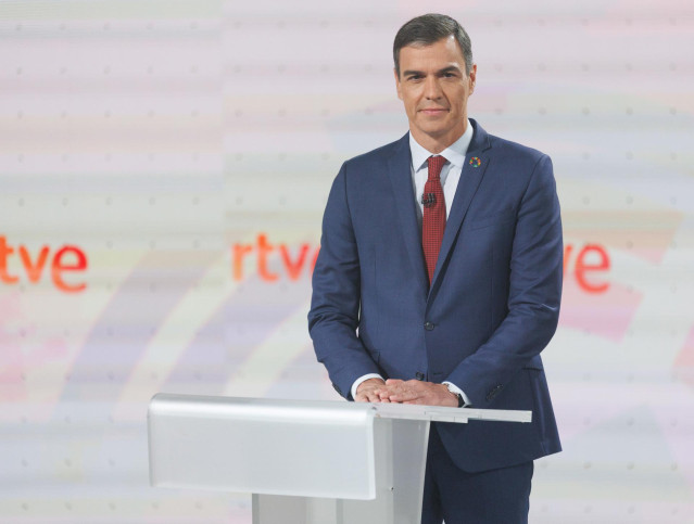 Archivo - El presidente del Gobierno y candidato a la reelección por el PSOE, Pedro Sánchez, antes de un debate electoral en RTVE