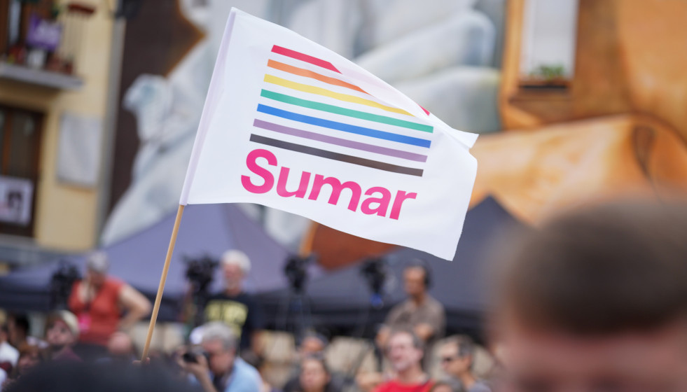 Archivo - Varias personas asisten a un acto de campaña de la coalición Sumar