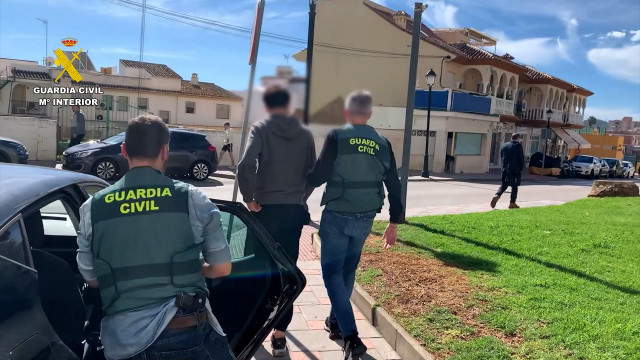La Guardia Civil ha detenido a 102 personas en toda España a las que se les atribuye la estafa de más de 850.000 euros a 238 víctimas a través de la estafa del 'hijo en apuros'.