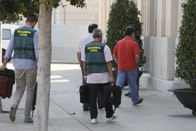 Archivo - Agentes de la Guardia Civil durante el registro a la APB en julio de 2020.