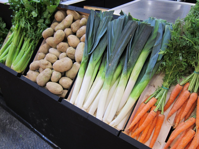 Archivo - Patatas, zanahorias en un mercado