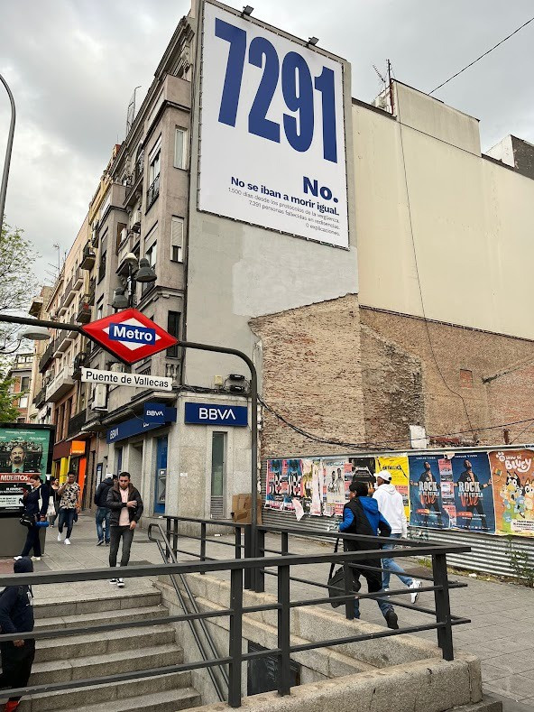 Lona de Más Madrid recordando a los fallecidos en residencias durante el Covid-19