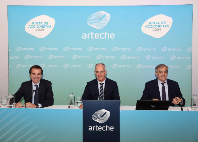 Alexander Artetxe, presidente y CEO de Arteche (centro), José Ramón Berecibar, secretario del Consejo de Administración (izquierda) y Luis María Pérez, director general (derecha)