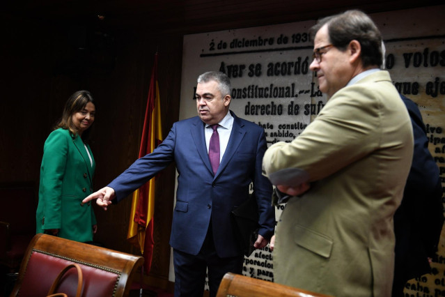 El diputado del PSOE, Santos Cerdán (2i), a su llegada para comparecer ante la Comisión de Investigación sobre los contratos públicos realizados durante la pandemia de covid-19, en el Senado, a 30 de abril de 2024, en Madrid (España). Santos Cerdán ha com