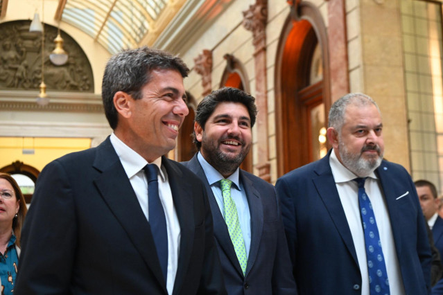 Los jefes de los Ejecutivos de la Región de Murcia y la Comunidad Valenciana, Fernando López Miras y Carlos Mazón, respectivamente, y el presidente de Scrats, Lucas Jiménez, en el acto de conmemoración del 45 aniversario del trasvase Tajo-Segura