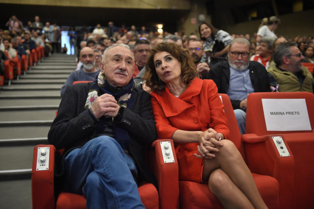 El secretario general de UGT, Pepe Álvarez, y la vicepresidenta primera y ministra de Hacienda, María Jesús Montero.