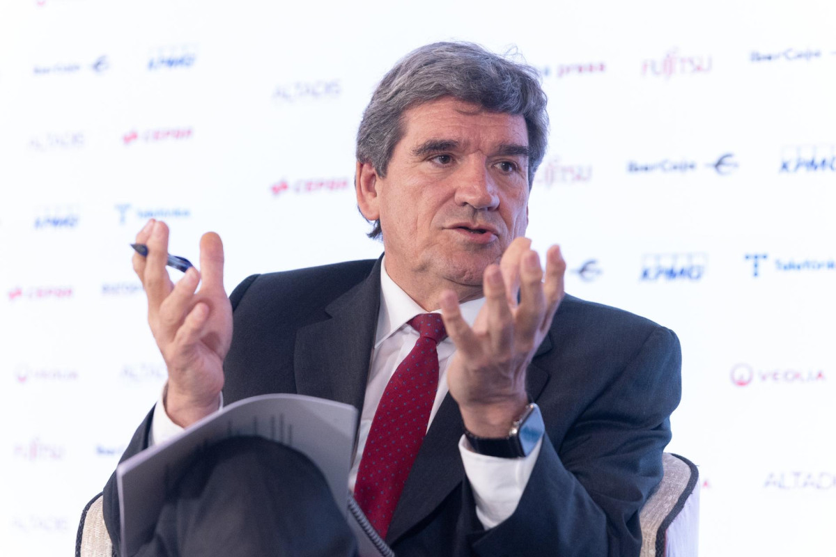 El ministro para la Transformación Digital y de la Función Pública, José Luis Escrivá, interviene durante un desayuno informativo de Europa Press, en el hotel Rosewood Villa Magna, a 12 de abril 